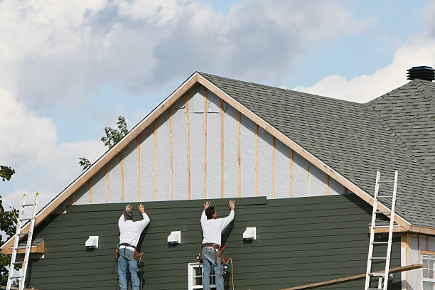 Professional Siding Contractor technician working in Bloomingdale, IL